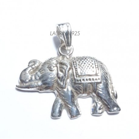Dije elefante hindú de costado